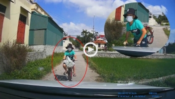 Không nhìn đường, cháu bé đi xe đạp 