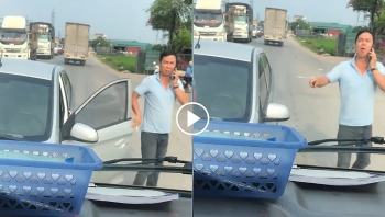 Sau va chạm, tài xế xe 5 chỗ ngông nghênh thách thức bác tài xe tải Sau va chạm, tài xế xe 5 chỗ ngông nghênh thách thức bác tài xe tải