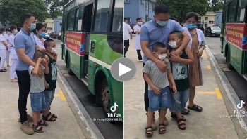 Năng lượng tích cực: Bố ôm 2 bé trai khóc nức nở tiễn mẹ lên đường vào Nam chống dịch