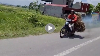 mac phan duoi boc chay tai xe vo tu phong xe