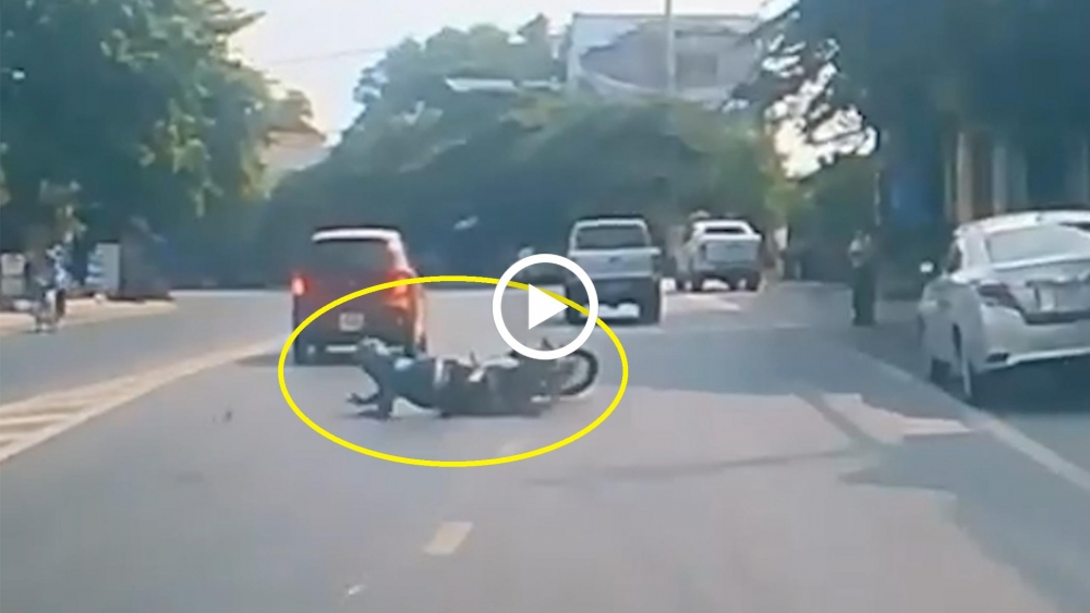Bực tức vì không được vượt, tài xế ô tô tạt ngã xe máy
