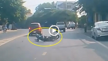 buc tuc vi khong duoc vuot tai xe o to tat nga xe may