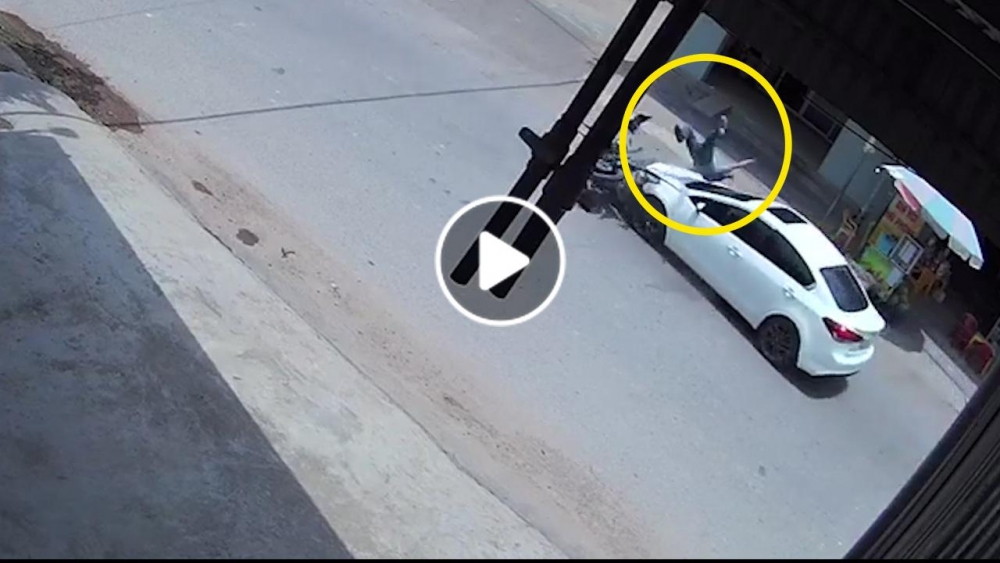 Người đàn ông chạy xe máy lấn làn, tông trực diện ô tô