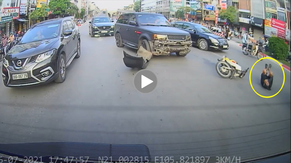 Khoảng khắc chiếc Range Rover 'bung cản trước' sau khi va chạm với người đi xe máy