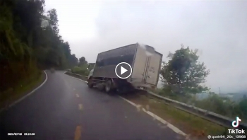 Tài xế đi ẩu gây tai nạn 'suýt' cùng xe tải lao xuống vực