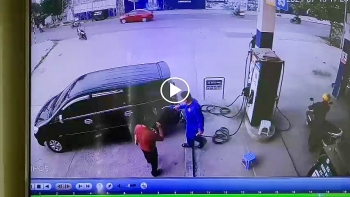 tai xe innova dung tieu xao an bot tien cua nhan vien tram xang