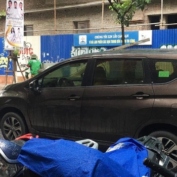 Hà Nội: Thanh sắt dài 2m rơi từ công trình xây dựng đâm thủng ô tô