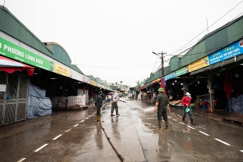 Chợ Long Biên phong toả toàn bộ do phát hiện ca dương tính với SARS-CoV-2