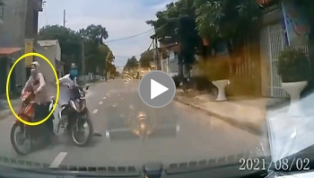 nguoi phu nu sang duong thieu quan sat gay tai nan cho nguoi khac