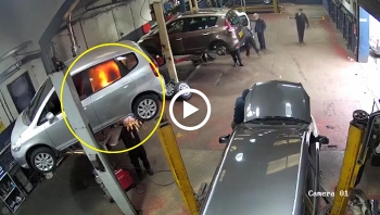 Bất cẩn khi hàn xì, thợ sửa chữa làm cháy xe ô tô 4 chỗ khiến cả xưởng hoảng loạn