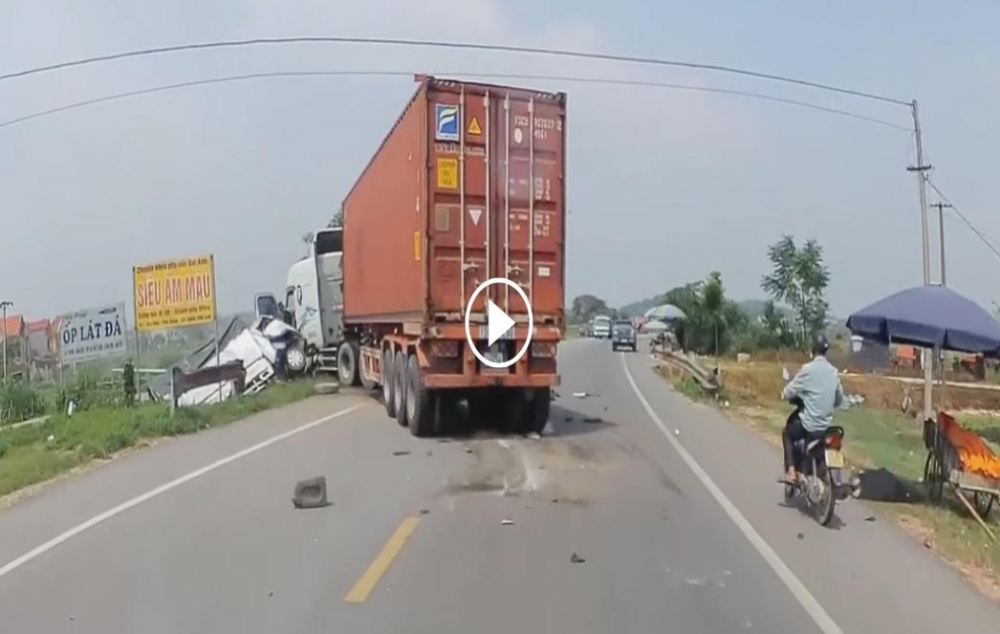 Xe tải lấn làn bị container tông trực diện, tài xế và phụ xe tử vong