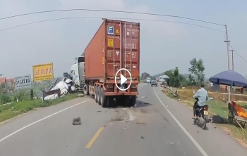 Xe tải lấn làn bị container tông trực diện, tài xế và phụ xe tử vong
