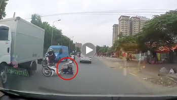 Người đàn ông đi xe máy 'suýt' lao vào ô tô vì tránh chú chó chạy sang đường