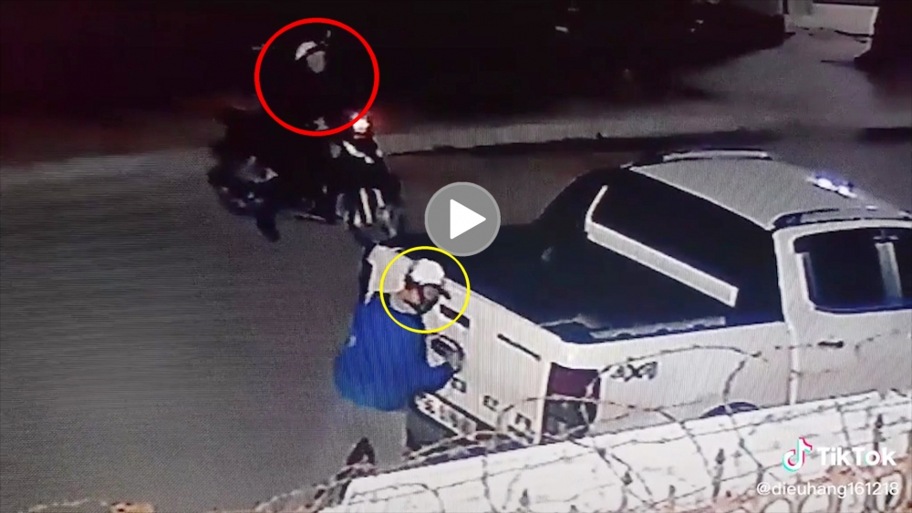 Hai tên trộm liều lĩnh cậy logo khi tài xế đang ngủ trên xe