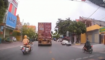 csgt truy duoi xe container bo chay tren doan duong dai