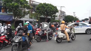 Người dân TP HCM ùn ùn đi xe máy về quê