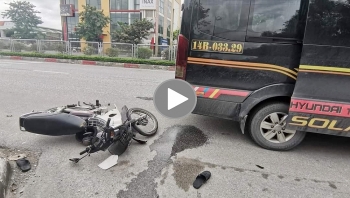 hai nguoi nguy kich khi dam vao xe limousine dang dung do tra khach