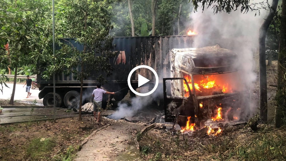 Hiện trường vụ xe container lao xuống rãnh nước rồi phát nổ, bốc cháy ngùn ngụt