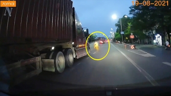 khoanh khac container phanh chay lop sau cu tat dau cua cu ong di xe dap