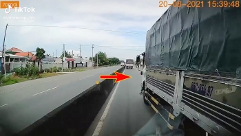 Tài xế xe tải cố tình lấn làn, chèn ép 'đá bay gương' xe đồng nghiệp rồi bỏ đi Tài xế xe tải cố tình lấn làn, chèn ép 'đá bay gương' xe đồng nghiệp rồi bỏ đi