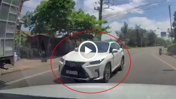 Lạc lái, ô tô 7 chỗ đâm trực diện xe sang Lexus