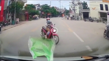 Sang đường bất cẩn, người phụ nữ đi xe máy bị ô tô hất văng Sang đường bất cẩn, người phụ nữ đi xe máy bị ô tô hất văng