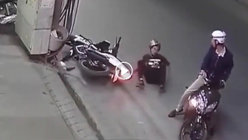 Tránh xe máy, nam thanh niên lao thẳng vào cột điện bên đường