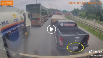 Bị xe bán tải “nhoi” lên đầu, tài xế container quyết trả đũa
