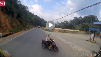 Thót tim cảnh người đi xe máy sang đường ẩu, suýt đâm vào đầu ô tô Thót tim cảnh người đi xe máy sang đường ẩu, suýt đâm vào đầu ô tô