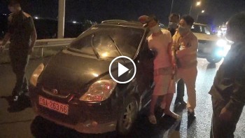 Cảnh sát vây bắt tài xế trốn cách ly, lái xe ô tô bỏ chạy