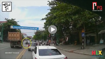 xe ben lan lan vuot den do chut nua gay hoa cho nhieu phuong tien