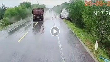 Xe tải vượt ẩu khiển 2 xe ô tô khác vạ lây