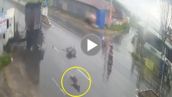 Sang đường bất cẩn lúc trời mưa, người đi xe máy bị tông văng cả trăm mét