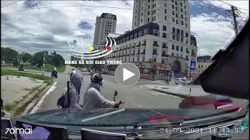 Tài xế ô tô 2 nữ sinh đi xe máy ngược chiều phải quay đầu Tài xế ô tô 2 nữ sinh đi xe máy ngược chiều phải quay đầu