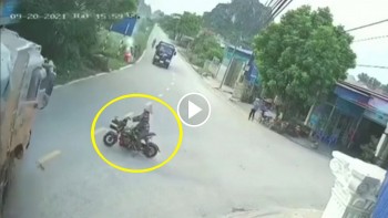 Người phụ nữ đi xe đạp điện sang đường ẩu thoát nạn trong gang tấc