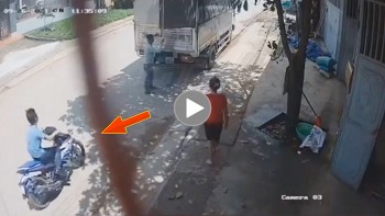 Thanh niên đi xe máy không mũ đâm thẳng vào đuôi xe tải Thanh niên đi xe máy không mũ đâm thẳng vào đuôi xe tải