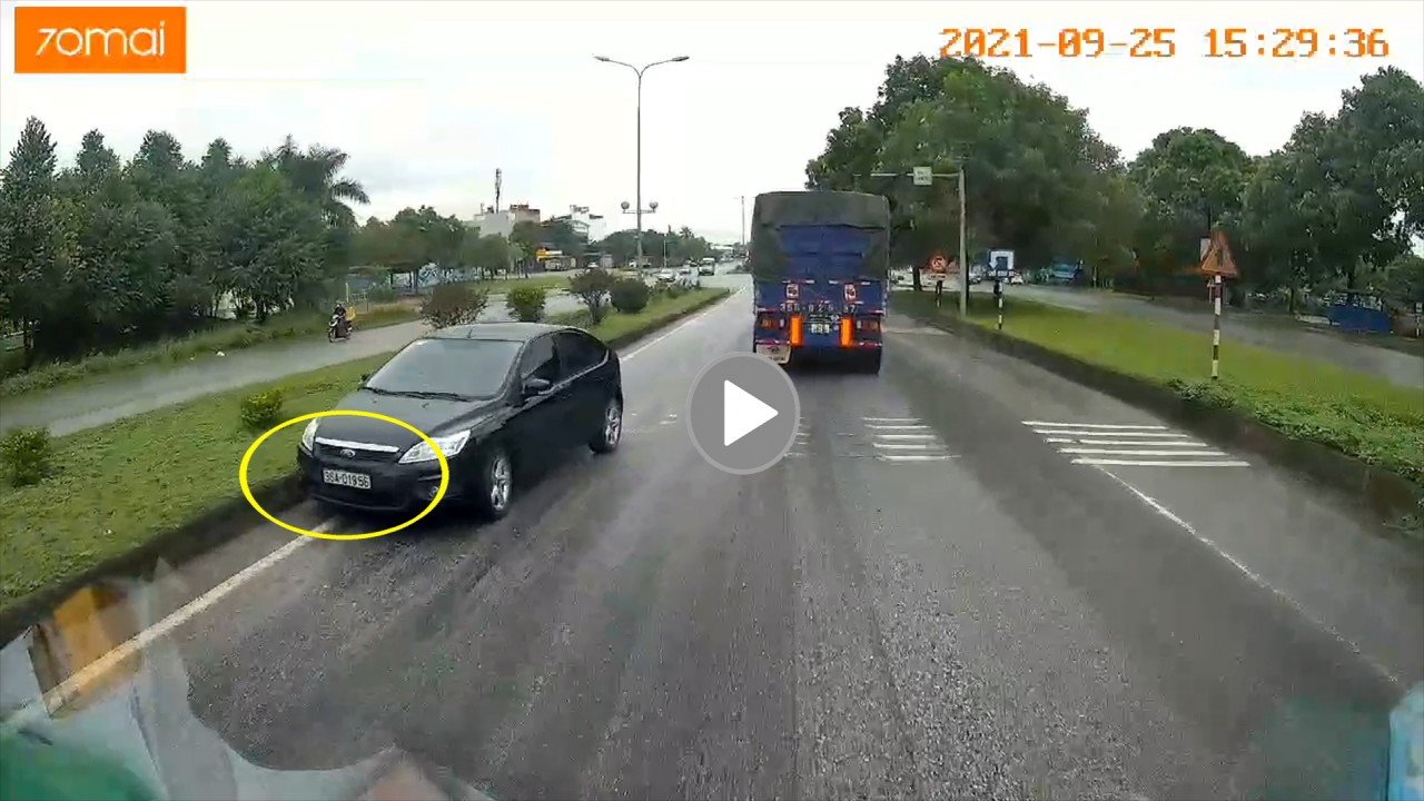 Tài xế giật mình đánh lái tránh ô tô đi ngược chiều trên đường