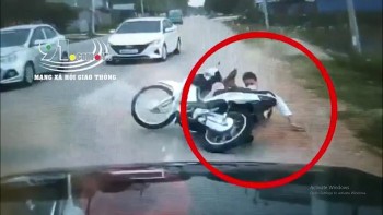 Vượt ẩu, nam sinh trượt ngã vào gầm xe ô tô Vượt ẩu, nam sinh trượt ngã vào gầm xe ô tô