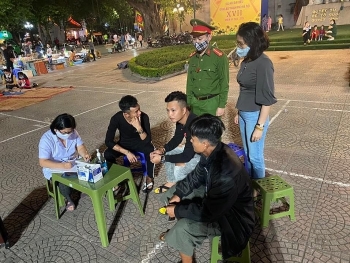 Phố đi bộ Hà Nội: Nhiều người dân bị phạt lỗi 