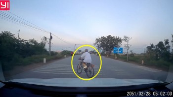 Cụ ông thản nhiên đạp xe sang đường khiến tài xế 