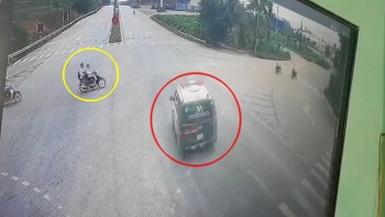 Xe cứu thương tông xe máy tại ngã tư, một học sinh nguy kịch