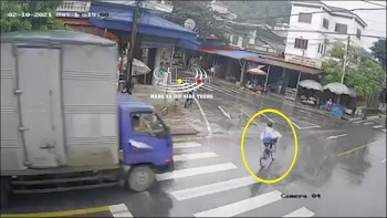 Xe tải phóng nhanh tông nguy kịch người đàn ông đi xe đạp