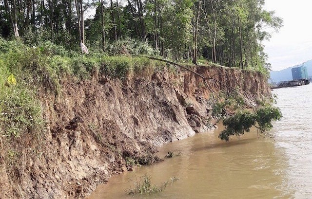 Hà Nội báo động tình trạng sạt lở ven sông Hồng và sông Đà