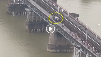 Xe bán tải ngang nhiên chạy trên cầu Long Biên mặc biển cấm