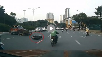 Phóng nhanh, 2 người đi xe máy đâm vào xe khác ngã xuống đường