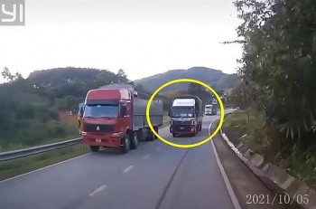Tránh xe tải lấn làn, ô tô lao xuống rìa đường