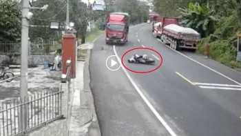 Vào cua lấn làn, nam thanh niên điều khiển xe máy tốc độ cao đâm trực diện xe đầu kéo Vào cua lấn làn, nam thanh niên điều khiển xe máy tốc độ cao đâm trực diện xe đầu kéo