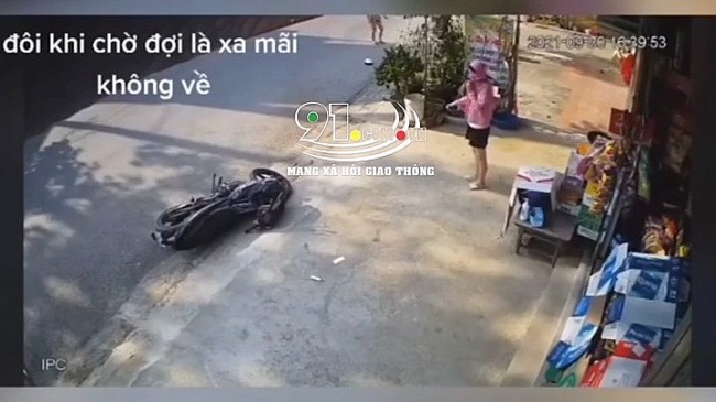 Dừng xe không sát lề đường, chủ xe Exciter bị ôtô con tông "bay" hàng chục mét