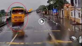 Khoảnh khắc tránh người sang đường ẩu, xe tải Ben đâm nát dải phân cách Khoảnh khắc tránh người sang đường ẩu, xe tải Ben đâm nát dải phân cách