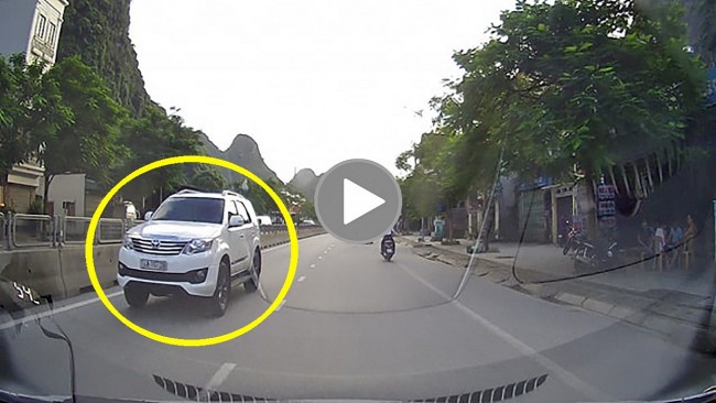 Ô tô thản nhiên phóng ngược chiều trên đường Quốc lộ